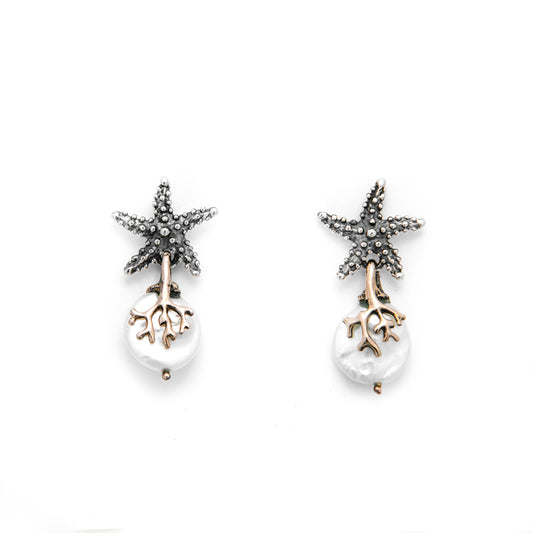 NEMORIS -  ORECCHINI IN ARGENTO E BRONZO STELLE MARINE E CORALLO CON PENDENTE PERLA