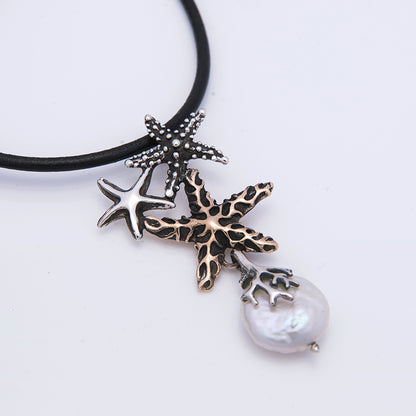 NEMORIS - COLLANA LACCIO CUOIO CON STELLE MARINE E PERLA PENDENTE
