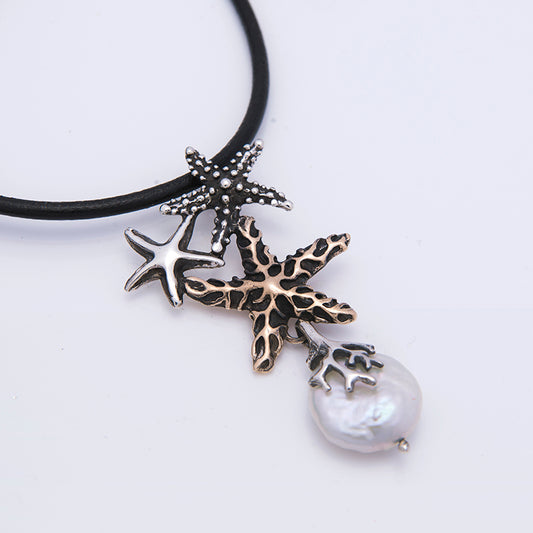 NEMORIS - COLLANA LACCIO CUOIO CON STELLE MARINE E PERLA PENDENTE