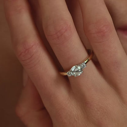 TI SENTO - ANELLO  TRILOGY IN ARGENTO DORATO CON TRE ZIRCONI CENTRALI